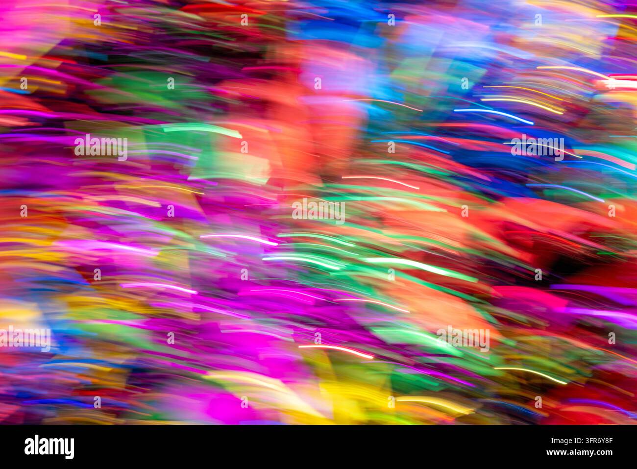 Vivaci tracce di luce astratte che esplodono di movimento colorato, ideali per salvaschermi, telefoni mobili e display TV che mostrano una qualità di colore vivida Foto Stock