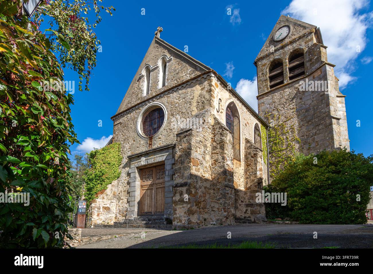 Vista esterna della chiesa cattolica di Saint-Rigomer e Sainte-Tenestine, costruita nel XIII secolo nella comunita di Vauhallan, Francia Foto Stock