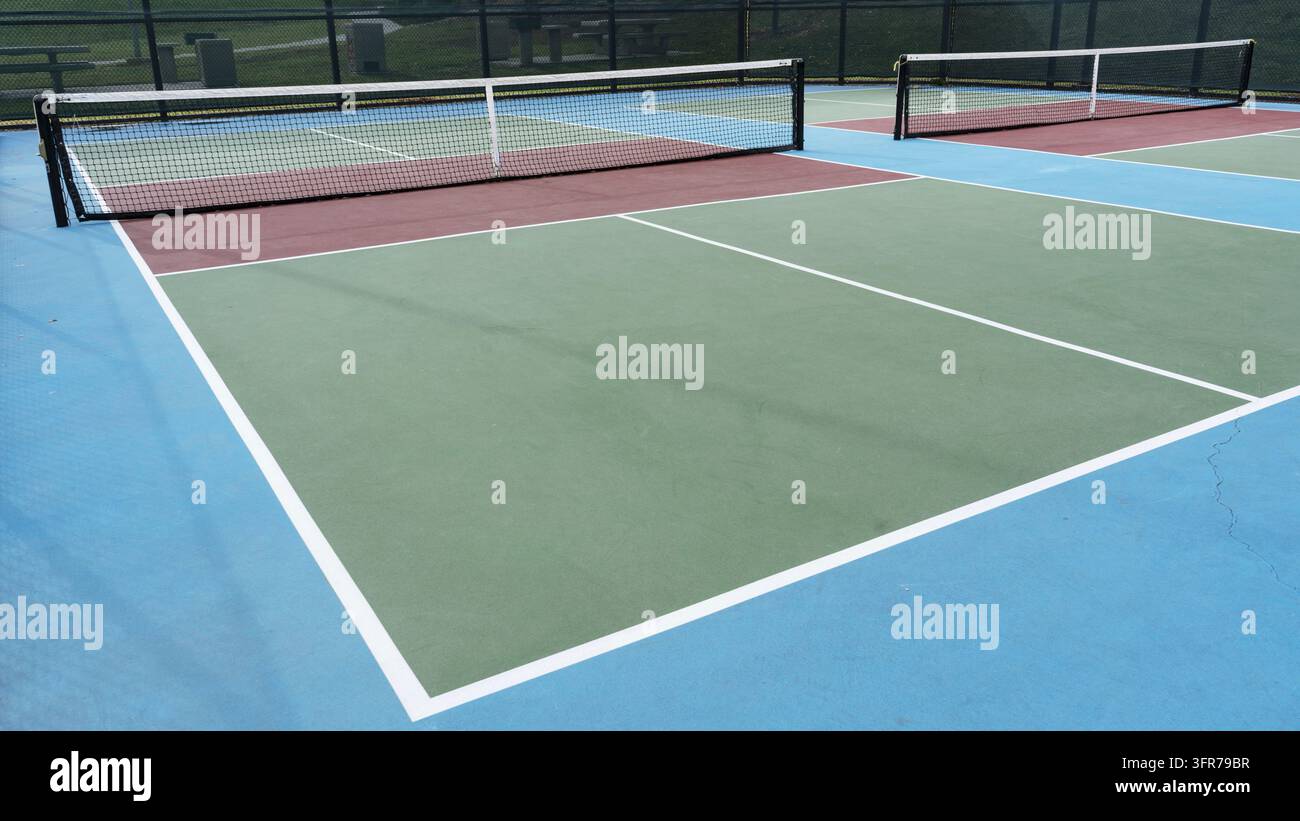 Una vista bassa di un campo da pickleball dedicato Foto Stock