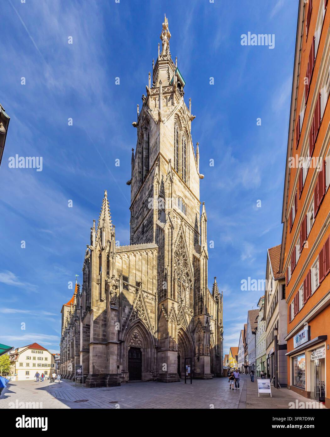 Vista della città di Reutlingen. Centro città con Wilhelmstrasse e vista sulla chiesa di Santa Maria. Reutlingen, Baden-Württemberg, Germania Foto Stock