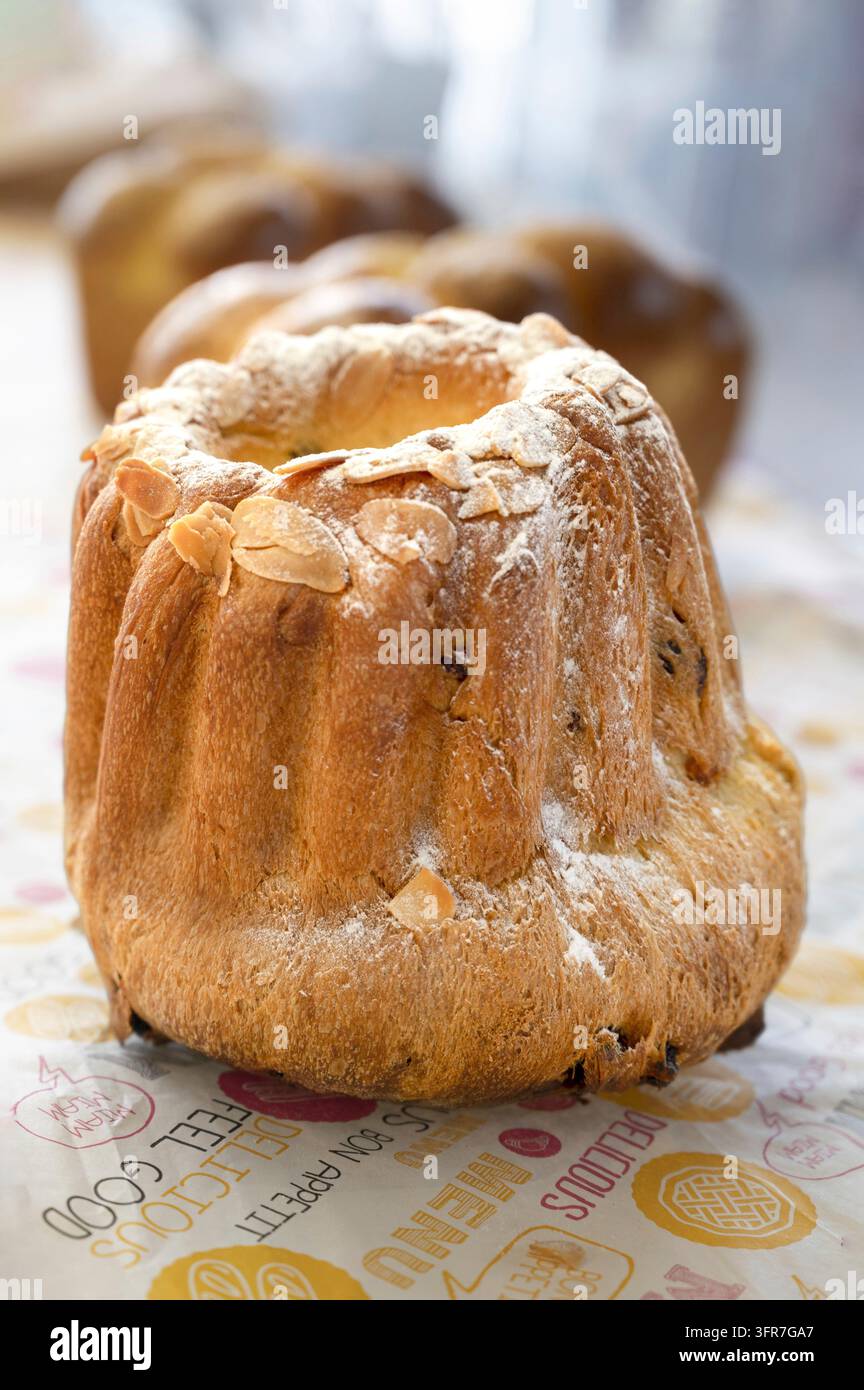 Il tradizionale Kougelhopf o Kouglof dell'Alsazia, Francia, venduto al mercato coperto di Belfort, Francia, Kougelhopf, Kouglof, pasticceria tradizionale, Als Foto Stock