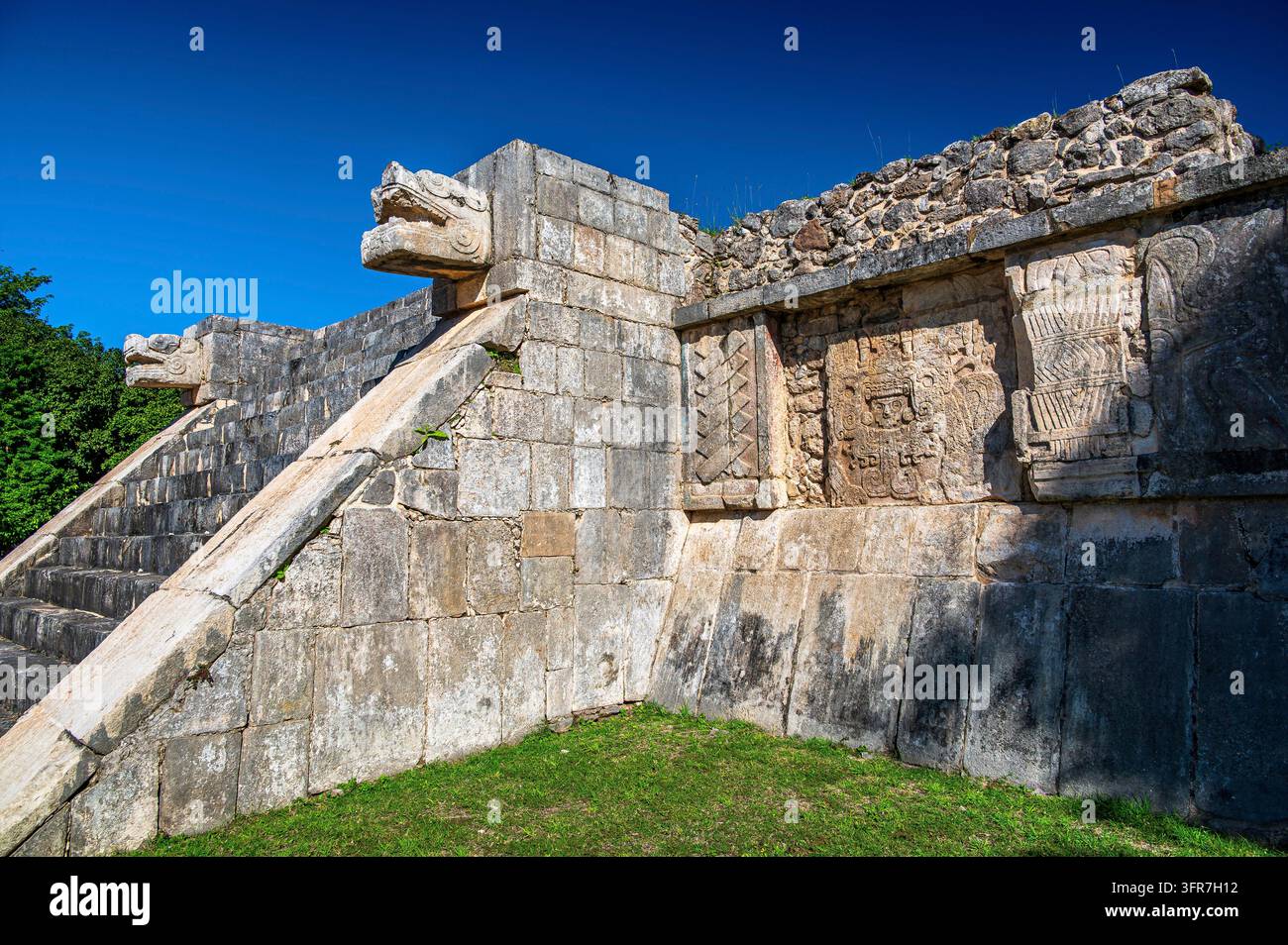 Foto di un'antica piattaforma cerimoniale Maya a Chichen Itza, Yucatan, Messico. L'immagine mostra gradini di pietra erosi con sculture di teste di serpente e Foto Stock
