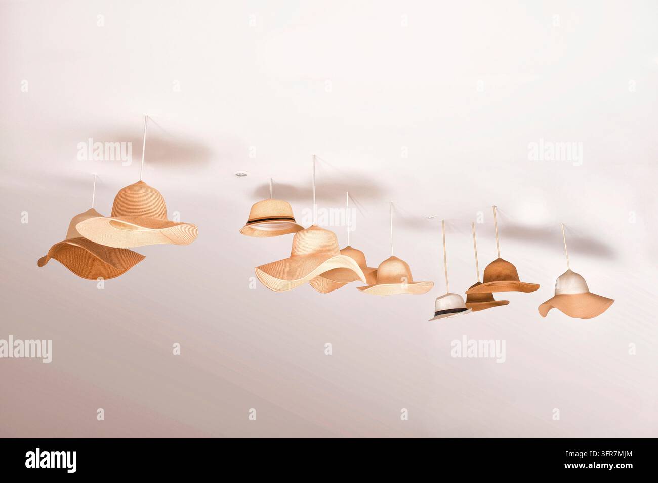 Cappelli di paglia come lampade da soffitto Foto Stock