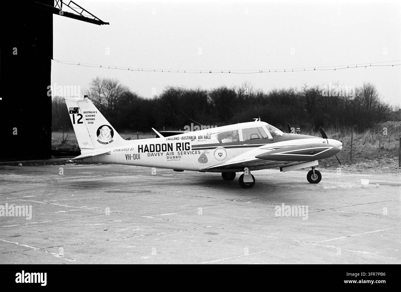 Aereo Piper PA-30-160 Twin Comanche VH-DUI all'aeroporto di Biggin Hill per la gara aerea BP Inghilterra-Australia del 1969 (chiamata anche gara aerea Londra-Sydney) iniziata il 18 dicembre 1969 dall'aeroporto di Gatwick. Allevamento di pecore Haddon Rig Merino, sponsorizzazione Davey Air Services Foto Stock