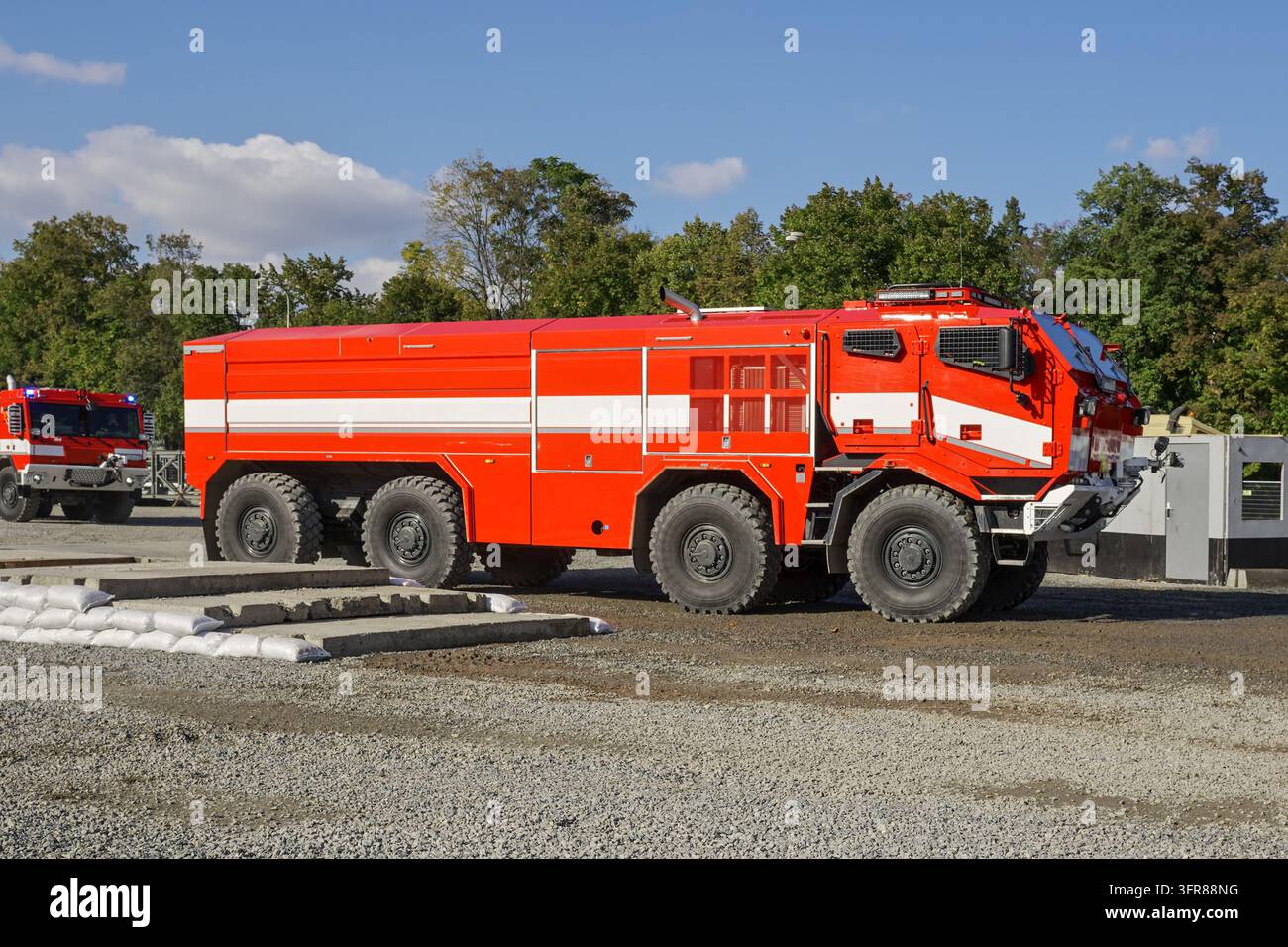 Dimostrazione di veicolo antincendio blindato rosso per il pubblico alla fiera dei vigili del fuoco Foto Stock