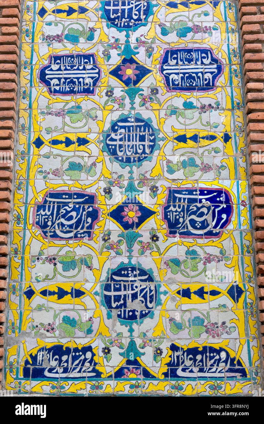 Dettaglio di un lavoro decorativo di piastrelle blu e gialle con calligrafia su una parete della Moschea Blu, Yerevan, Yerevan, Armenia Foto Stock