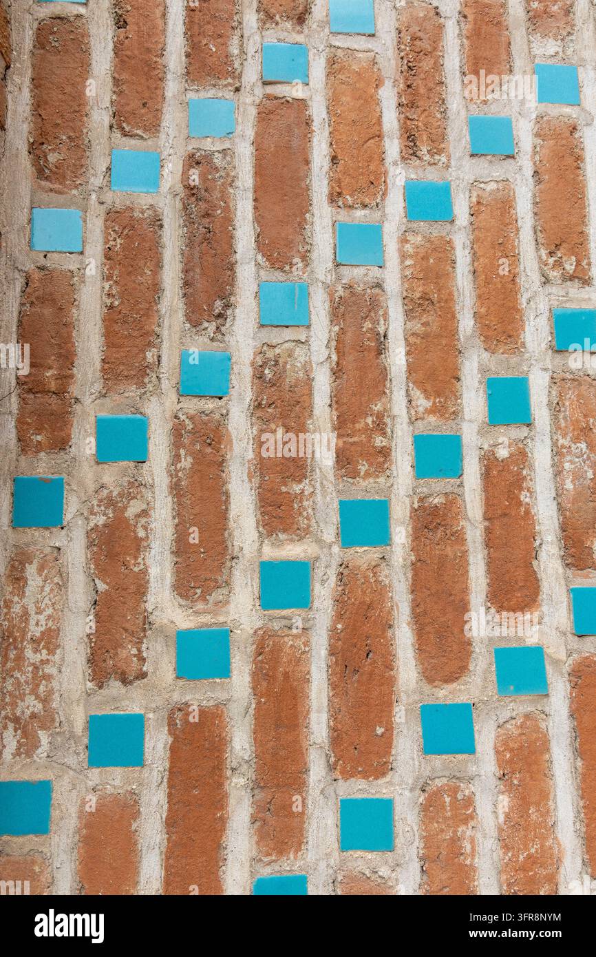 Dettaglio di un muro di mattoni decorato con piccole piastrelle turchesi alla Moschea Blu, Yerevan, Yerevan, Armenia Foto Stock