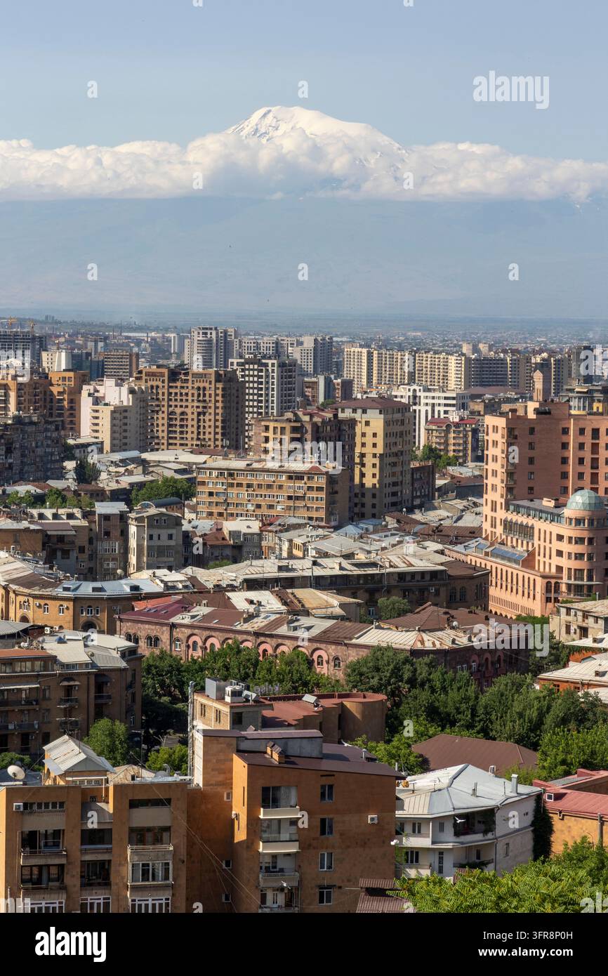 Vista aerea dello skyline di Yerevan con edifici residenziali e il monte Nemrut che si staglia sullo sfondo, Yerevan, Yerevan, Armenia Foto Stock