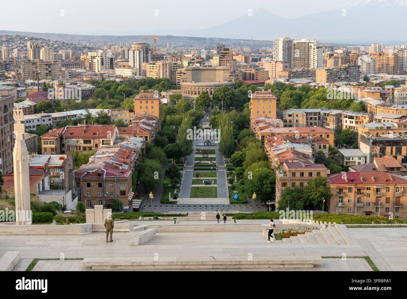 Vista dai gradini di Cascade lungo l'avenue alberata verso la città con il monte Nemrut in lontananza, Yerevan, Yerevan, Armenia Foto Stock