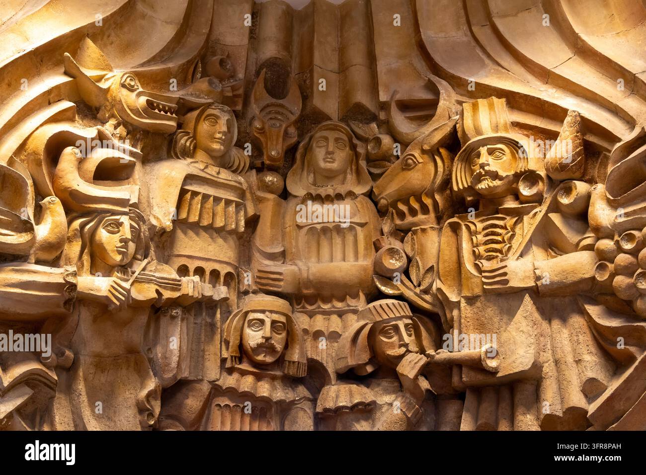 Composizione scultorea intagliata di figure e animali armeni nella sala del Cinema Mosca, Yerevan, Yerevan, Armenia Foto Stock