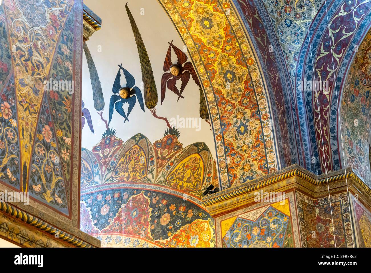 Affresco dipinto dettagliato sul soffitto con cipressi e angeli alati all'interno della Cattedrale di Etchmiadzin, Provincia di Armavir, Etchmiadzin, Armenia Foto Stock