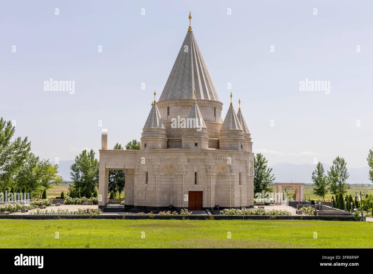 Tempio yezidi Quba Mere Diwane con le sue torri coniche in pietra bianca visibili attraverso il prato, provincia di Armavir, Aknalich, Armenia Foto Stock