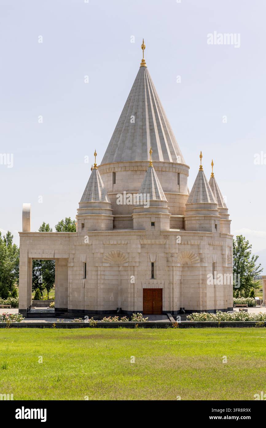 Vista verticale del tempio yezidi Quba Mere Diwane con le sue torri coniche in pietra bianca, provincia di Armavir, Aknalich, Armenia Foto Stock