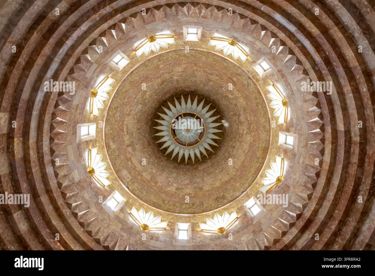 Soffitto a cupola circolare con un lampadario a forma di stella all'interno del tempio yezidi Quba Mere Diwane, provincia di Armavir, Aknalich, Armenia Foto Stock