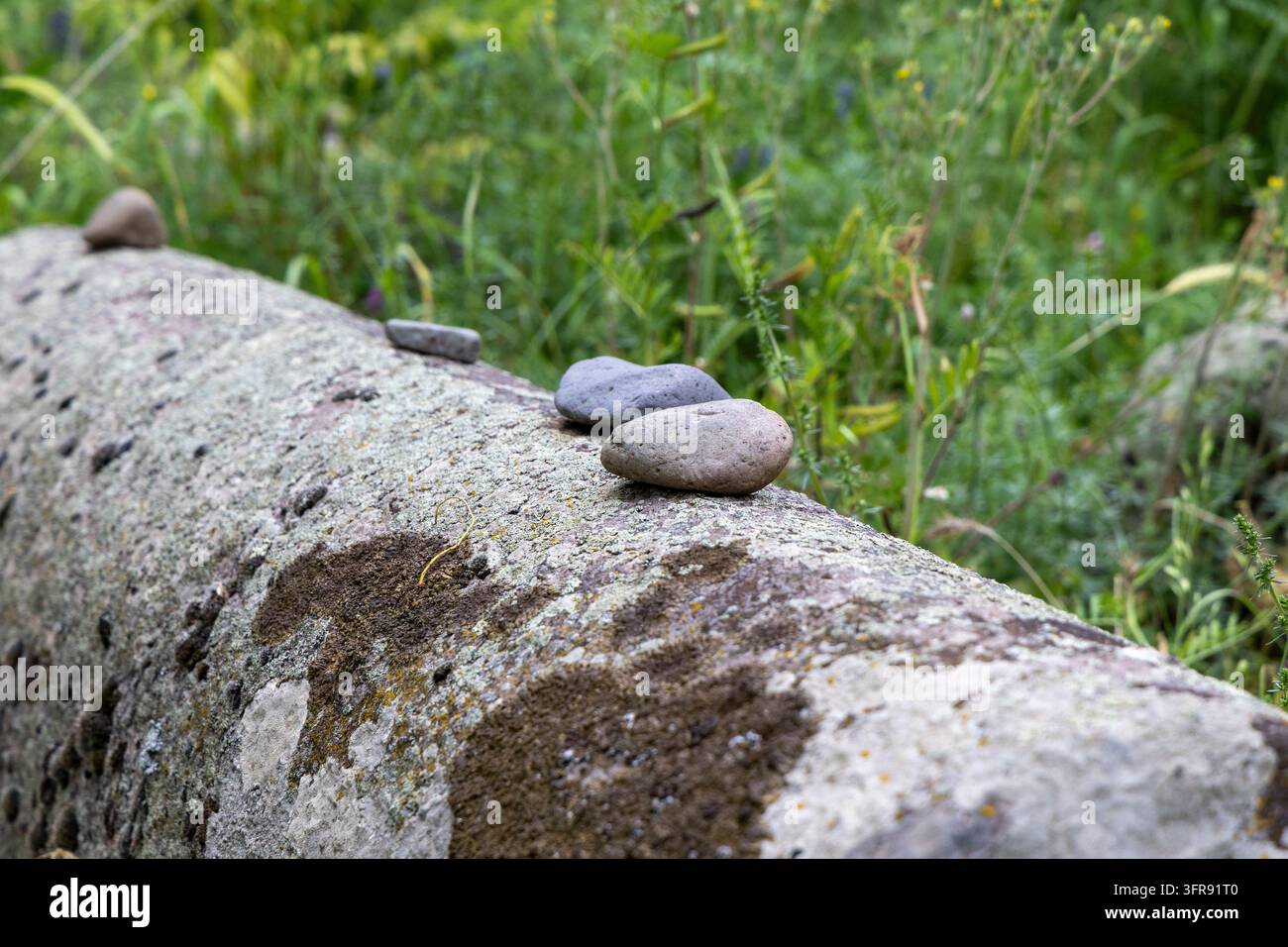 Prima vista di piccole pietre posate su una lapide ebraica antica, provincia di Vayots Dzor, Eghegis, Armenia Foto Stock