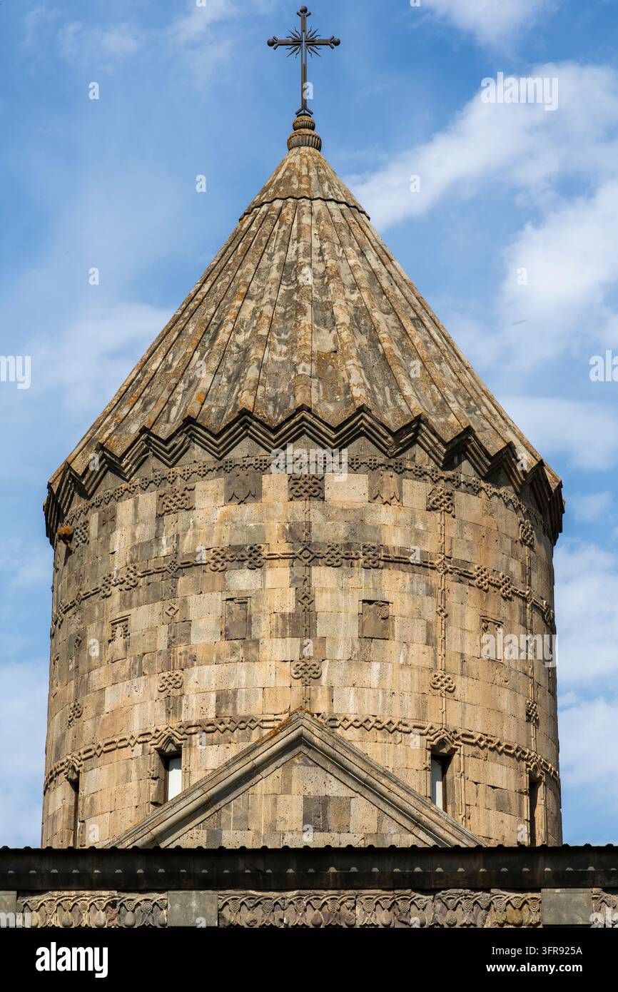 Campanile del monastero di Tatev sormontato da una croce ornata sotto un cielo blu, provincia di Syunik, Tatev, Armenia Foto Stock