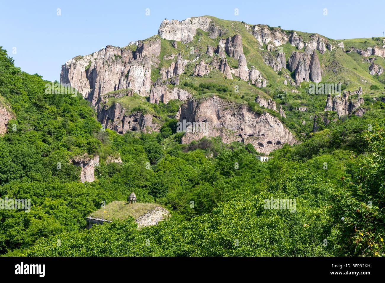 Vista panoramica del villaggio troglodita scavato nelle gole, provincia di Syunik, Khndzoresk, Armenia Foto Stock