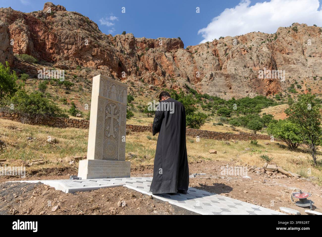 Pietre a croce khachkar scolpite vicino al monastero di Noravank, provincia di Vayots Dzor, Noravank, Armenia Foto Stock