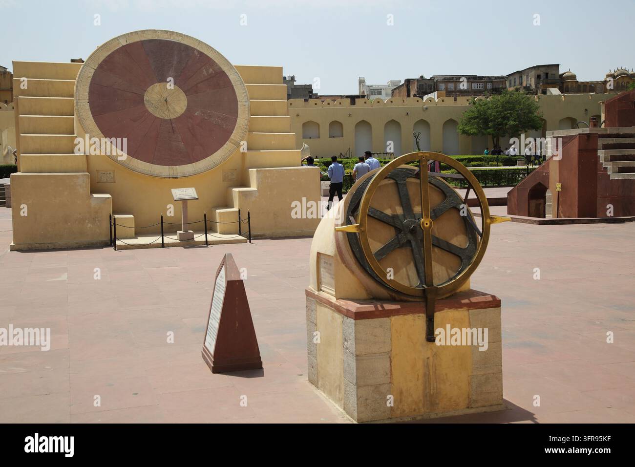 I Jantar Mantar sono cinque osservatori astronomici costruiti in India dal Maharaja Jai Singh tra il 1724 e il 1735, spinti dalla sua passione per l'astronomia Foto Stock