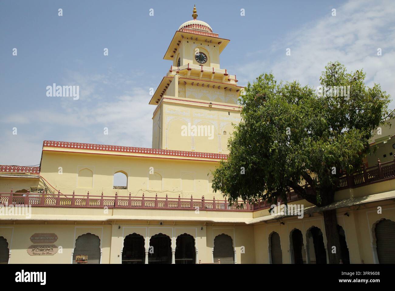 Il complesso del Palazzo della Città di Jaipur, che comprende il Chandra Mahal e il Mubarak Mahal, si trova a Jaipur, la capitale del Rajasthan, in India. Foto Stock