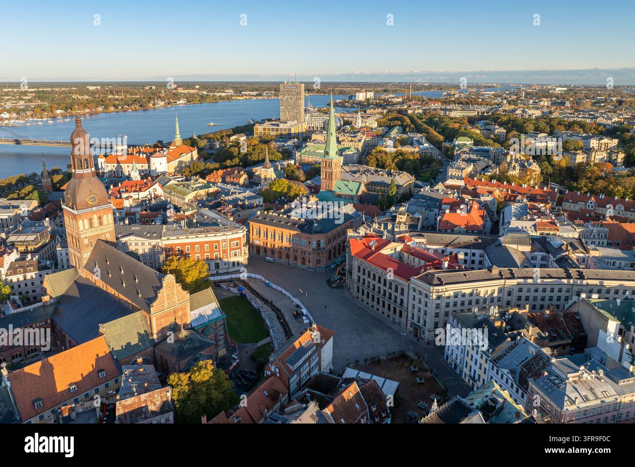 Vista aerea di Piazza del Duomo e della Cattedrale di San Giacomo nel centro storico di Riga, Lettonia Foto Stock