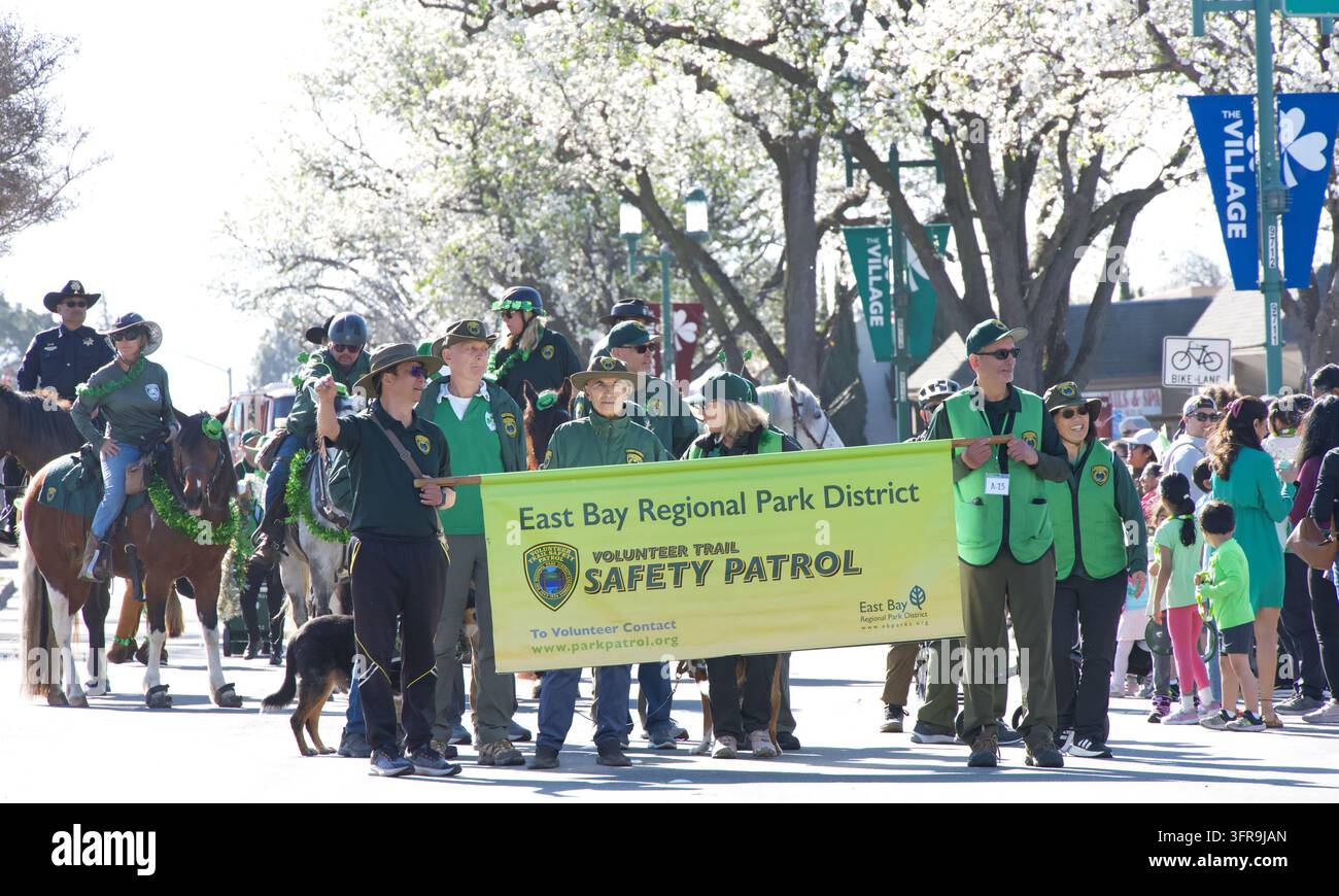 Dublin, CA - 14 marzo 2026: Partecipanti non identificati alla 42ª parata annuale di San Patrizio. East Bay Regional Park District Volunter Safety Foto Stock