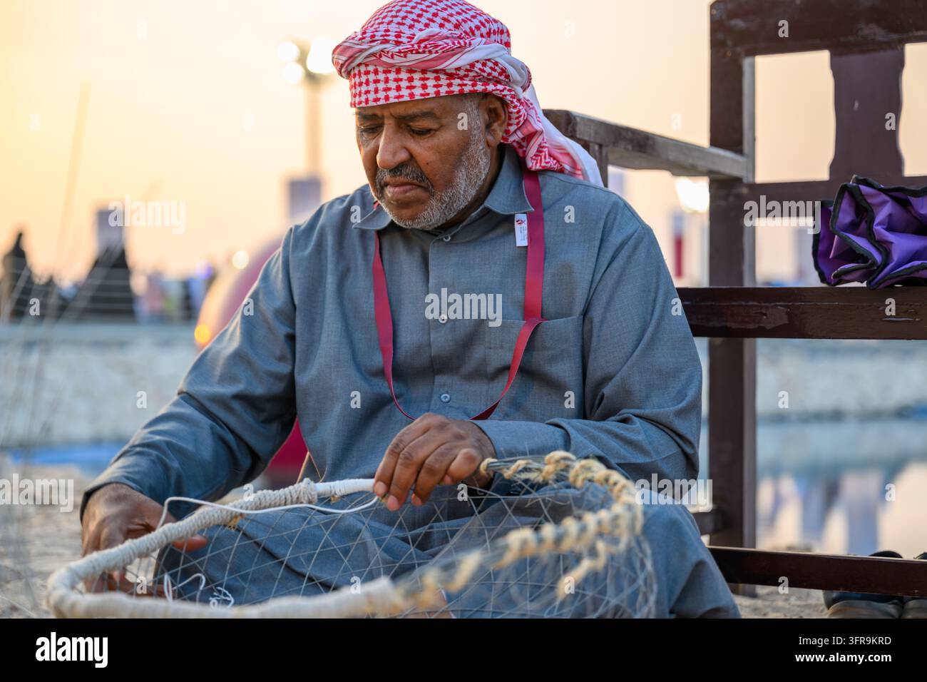 Doha, Qatar, 19 aprile 2025: Vetrine di antiche professioni marittime e strumenti da pesca artigianali contribuiscono significativamente alla documentazione dell'autenticità Foto Stock