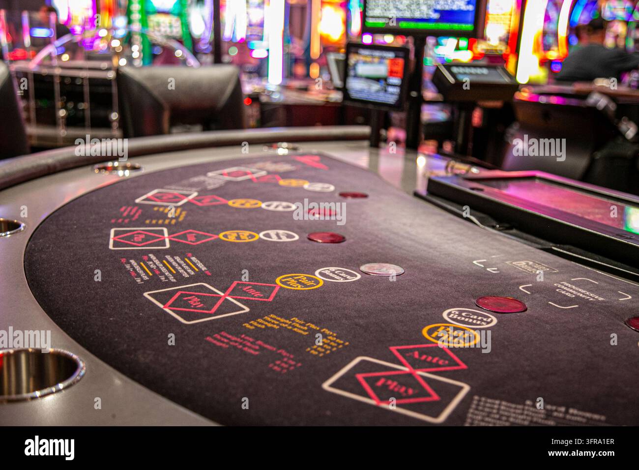 Tavolo da casinò allestito per l’Ultimate Texas Hold’em, un popolare gioco da tavolo basato sul poker giocato contro il banco. La disposizione del tavolo Foto Stock