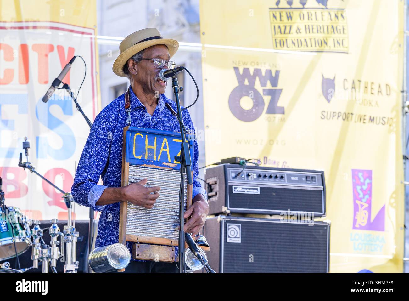 New Orleans, LA, USA - 10 ottobre 2026: Washboard Chaz si esibisce al festival Crescent City Blues and BBQ del 2026 a Lafayette Square nel centro di New Orleans Foto Stock
