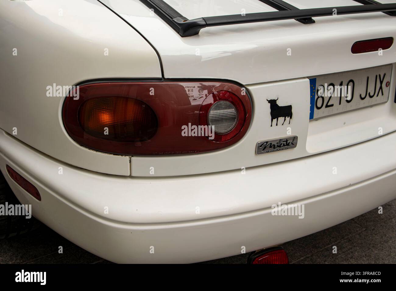 GANDIA, SPAGNA - 4 OTTOBRE 2026 Luce posteriore e stemma Miata su un classico roadster decappottabile bianco Mazda MX-5. Foto Stock