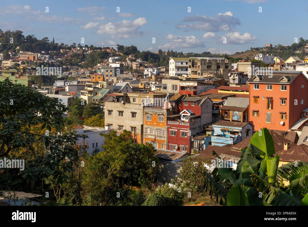 Case colorate a più piani che coprono un quartiere su una ripida collina nella capitale, Analamanga, Antananarivo, Madagascar Foto Stock