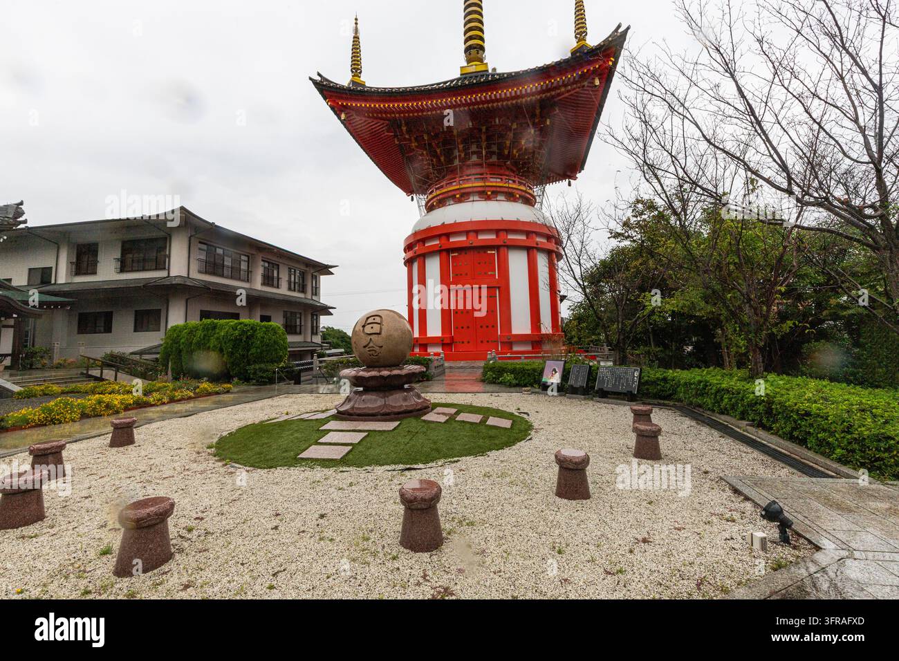 Giardino del Tempio di Hachijoji – Hachioji è uno dei sette siti sacri dei Sette Dei della Fortuna dell’isola di Awaji, dove è venerato Daikokuten. È un anci Foto Stock