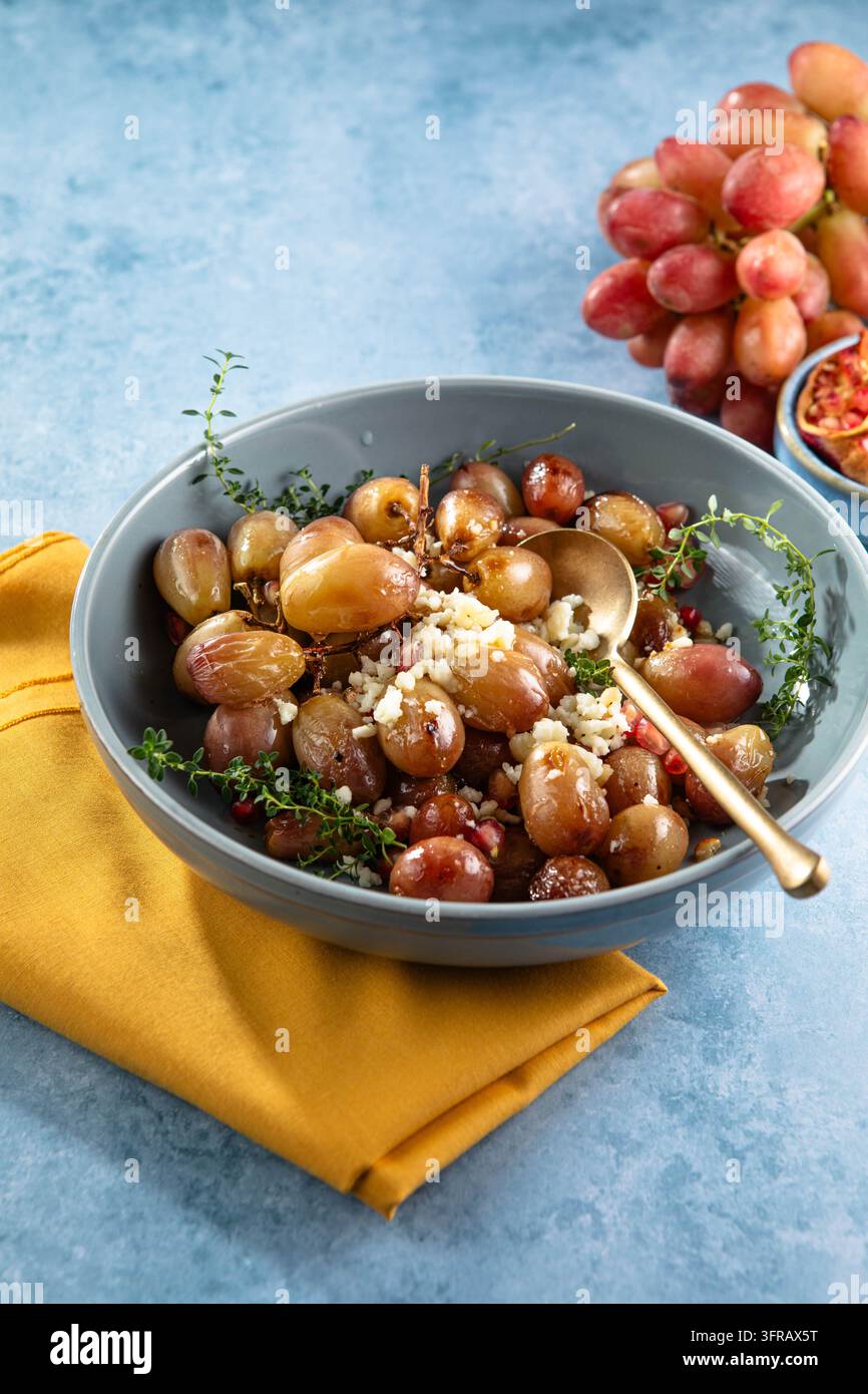 Uva rossa arrosto con bordi caramellati e una texture leggermente rugosa, servita calda come semplice contorno dolce e salato o antipasto Foto Stock