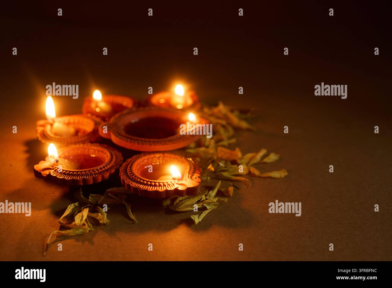 Diye di argilla tradizionali che illuminano il festival delle luci Diwali Foto Stock