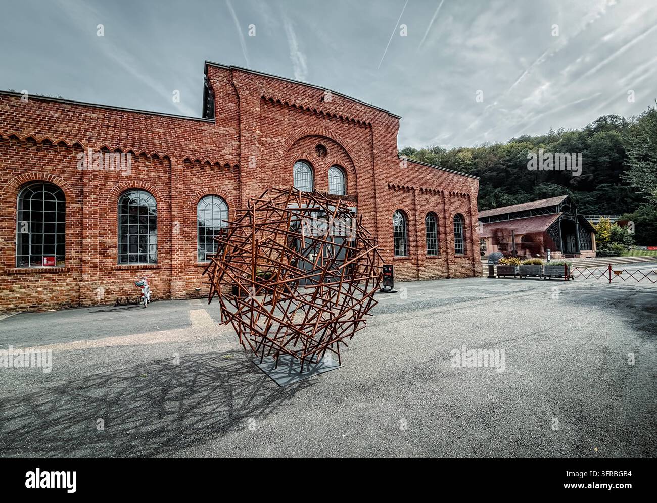Monumento industriale di Sayner Hütte Monumento industriale storico di Sayner Hütte con installazioni artistiche moderne all'aperto a Bendorf, Germania Bendorf-Sayn Rhi Foto Stock