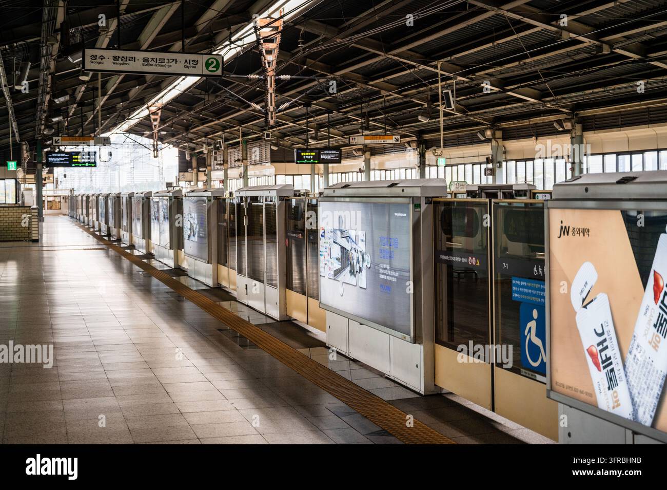 SEUL, COREA DEL SUD - 9 OTTOBRE 2026: Piattaforma e porte a schermo alla stazione di Gangbyeon sulla linea 2 della metropolitana di Seoul. Foto Stock