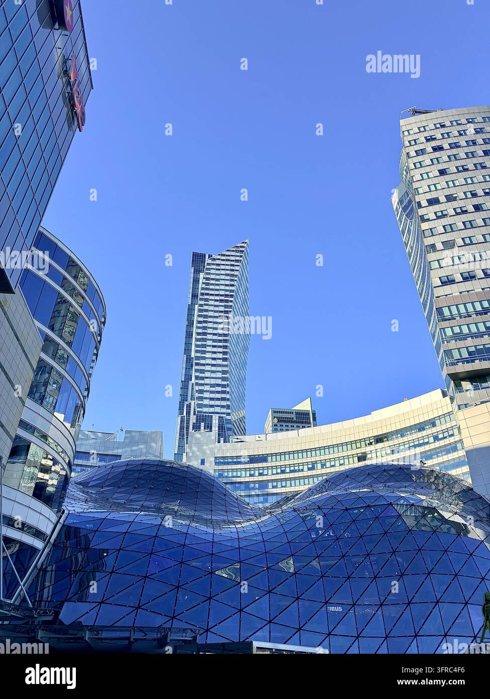 Architettura in vetro futuristica moderna e grattacieli di uffici nel distretto finanziario di Varsavia. - Immagine stock catturata con smartphone
