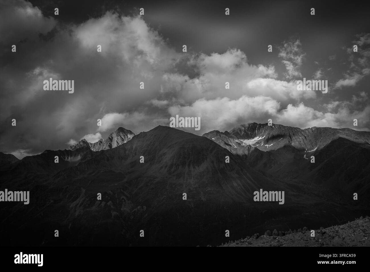 Panorama alpino in bianco e nero al confine tra Italia e Austria Foto Stock
