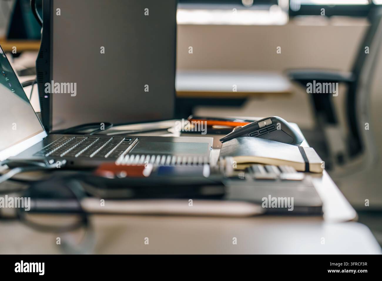 Strumenti da ufficio per il backup dei dati sulla scrivania. Attrezzature di archiviazione digitale, unità esterne, postazione di lavoro portatile, periferiche informatiche, gestione dei documenti Foto Stock