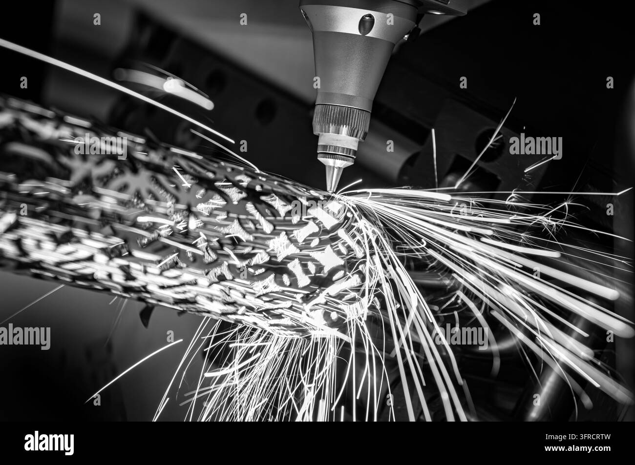 Taglio laser CNC e gas di metalli, moderna tecnologia industriale che rende dettagli industriali. L'ottica laser e il CNC vengono utilizzati per dirigere il materiale o Foto Stock