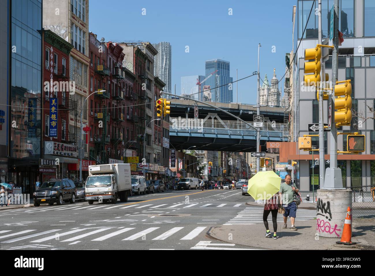 2019 New York City, USA; Vista stradale di un incrocio affollato a Chinatown con pedoni, semafori, accesso al ponte di Manhattan Foto Stock