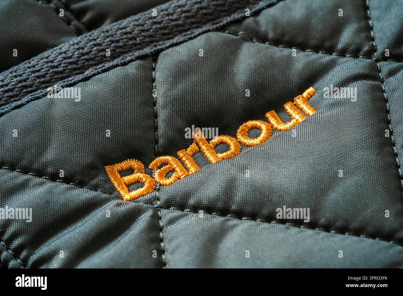 Fodera in pile Barbour da indossare all'interno delle giacche Barbour, con logo giallo ricamato, Inghilterra. Concetto: marca di lusso, marca britannica, logo iconico Foto Stock