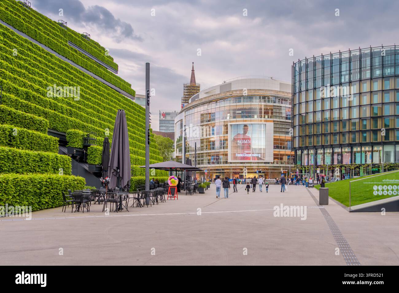 Düsseldorf, Germania: 7 maggio 2024: Schadowstrasse nel centro città di Düsseldorf, una famosa e versatile via dello shopping Foto Stock