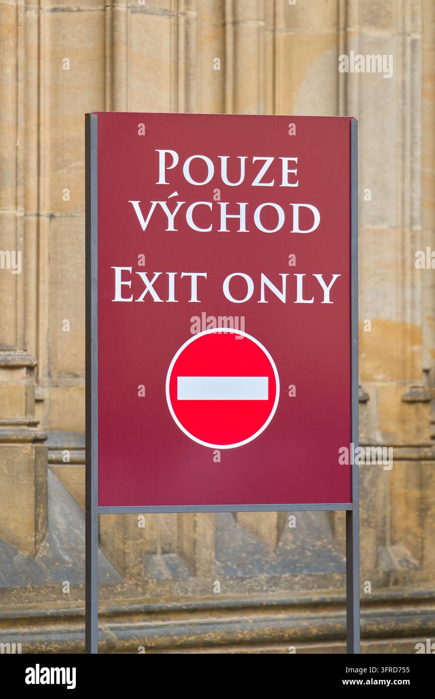 Insegna in ceco con la scritta Pouze Vychod, Uscita sola in un'attrazione turistica della città di Praga Foto Stock