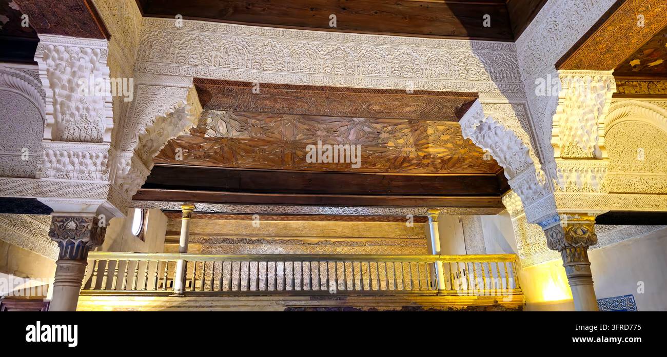 Arcata in gesso intagliato, soffitto in legno e baldacchino in legno ornato sopra una galleria del palazzo all'Alhambra. Foto Stock