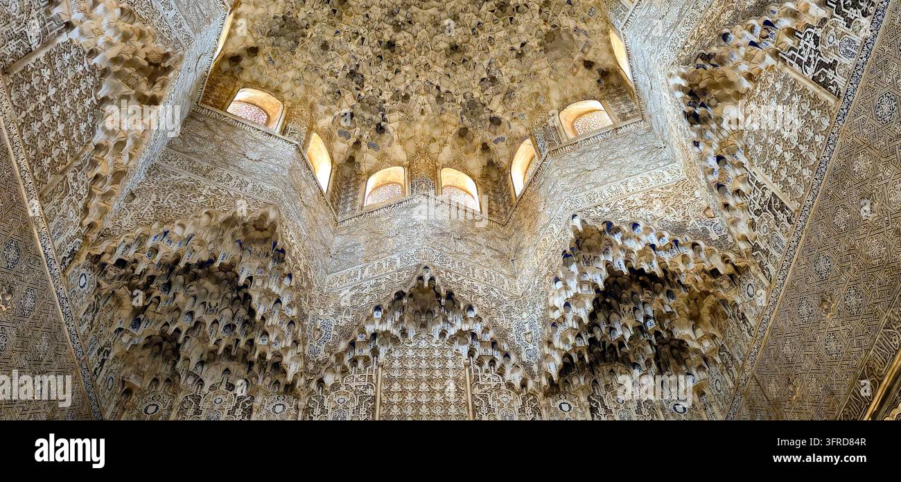 Soffitto muqarnas simmetrico, stucco a motivi e finestre schermate all'interno dei palazzi dell'Alhambra. Foto Stock