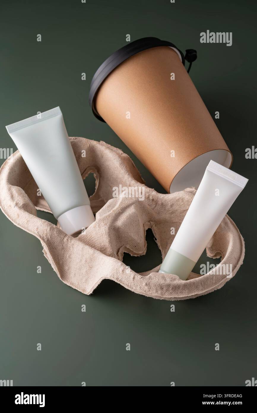Immagine di imballaggio eco-friendly con tazza di cartone e tubi in materiali sostenibili. Evidenzia le tendenze di design minimaliste e sostenibili, ideale per Foto Stock