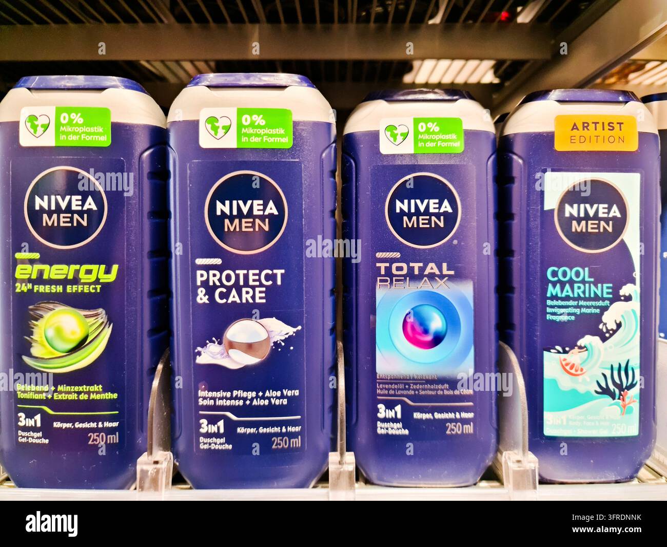 Kiel, Germania – 8 settembre 2025: Diversi gel doccia Nivea Men, tra cui Energy, Protect & Care, Total Relax e Cool Marine, disposti su uno scaffale Foto Stock