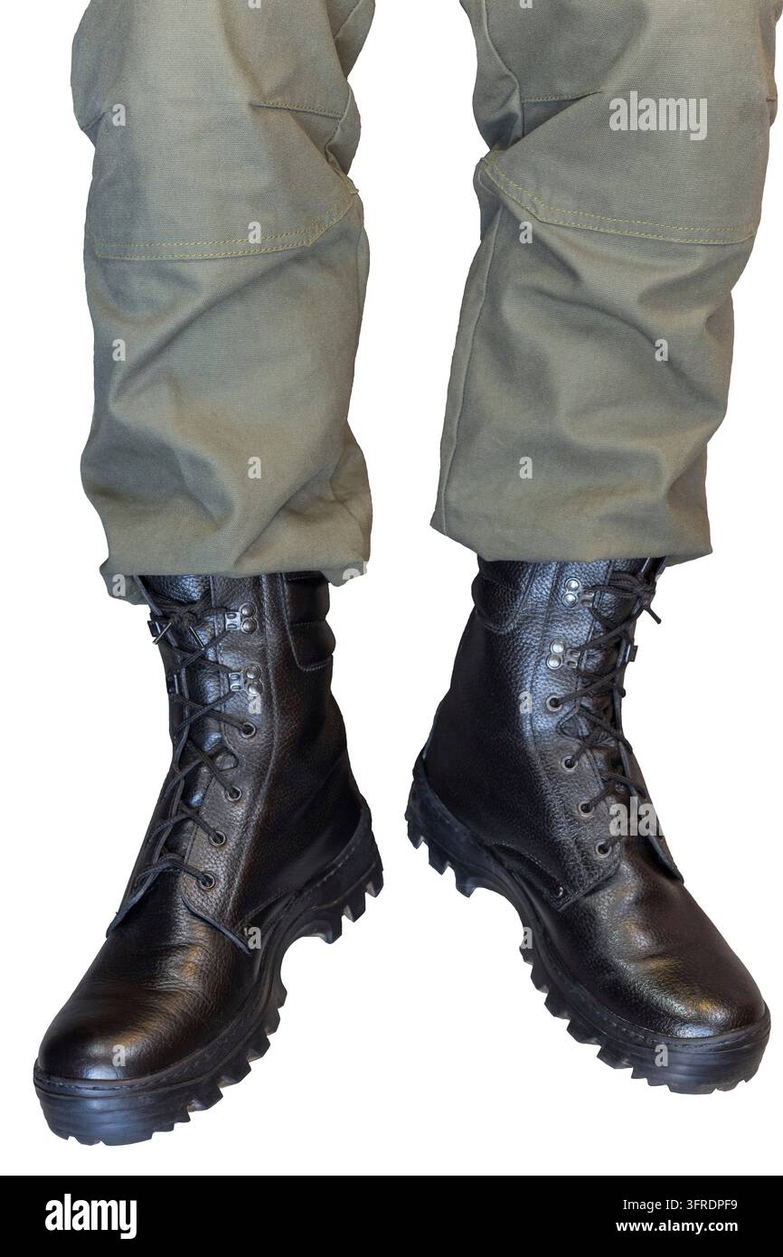 Le gambe di esercito pantaloni khaki militare e stivali neri isolati su sfondo bianco Foto Stock
