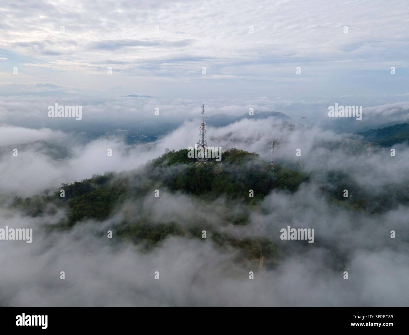 Vista aerea 4G, Torre Telecom-Telecom 5G al mattino sulla cima della collina Foto Stock
